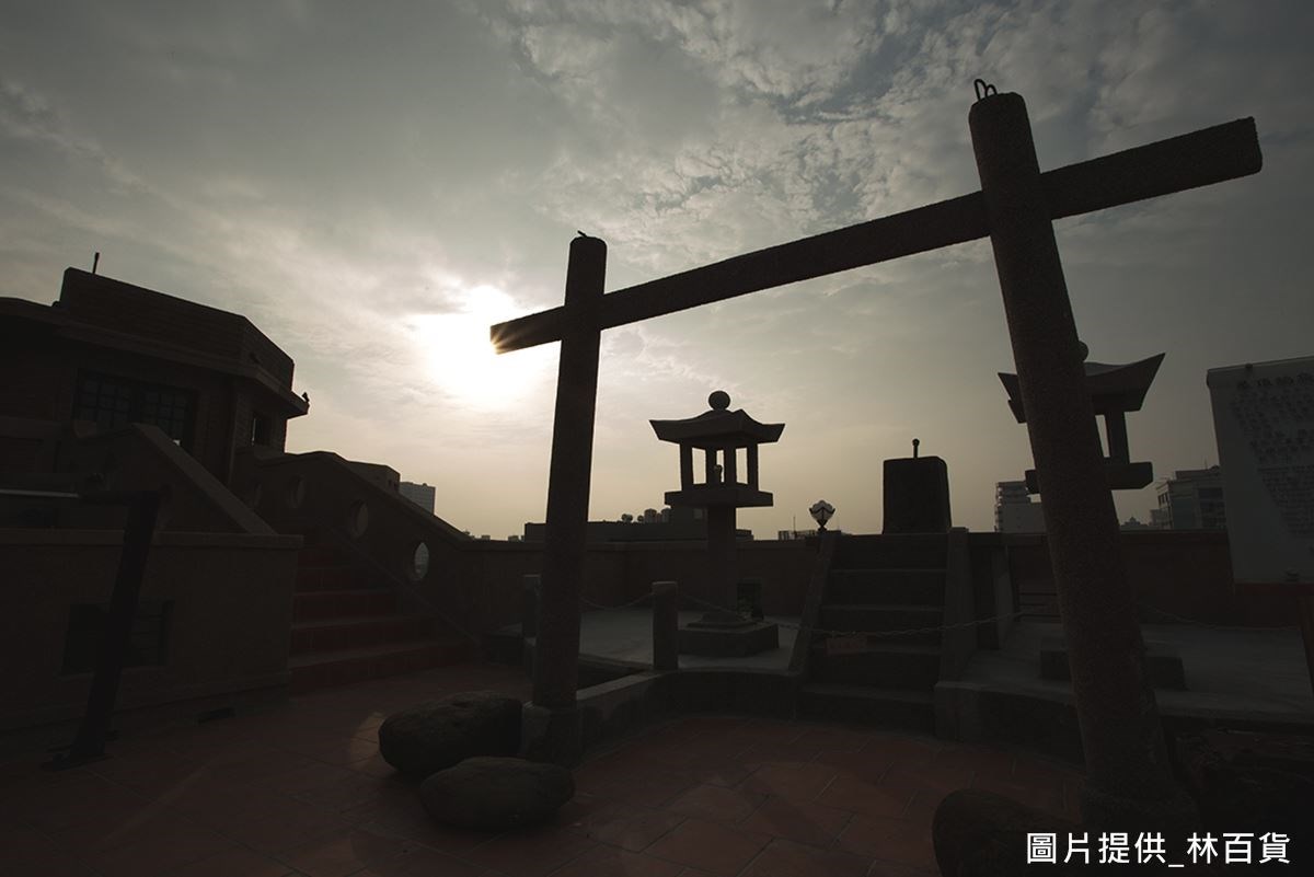 頂樓還有著日式神社設計,並將神社中的神龕保留,當時此處曾被作為戰爭時的機槍陣地,刻意不修復此處,就是為了呈現古蹟的殘跡,讓人深刻體驗到當年歷史事件。 頂樓還有著日式神社設計,並將神社中的神龕保留,當時此處曾被作為戰爭時的機槍陣地,刻意不修復此處,就是為了呈現古蹟的殘跡,讓人深刻體驗到當年歷史事件。