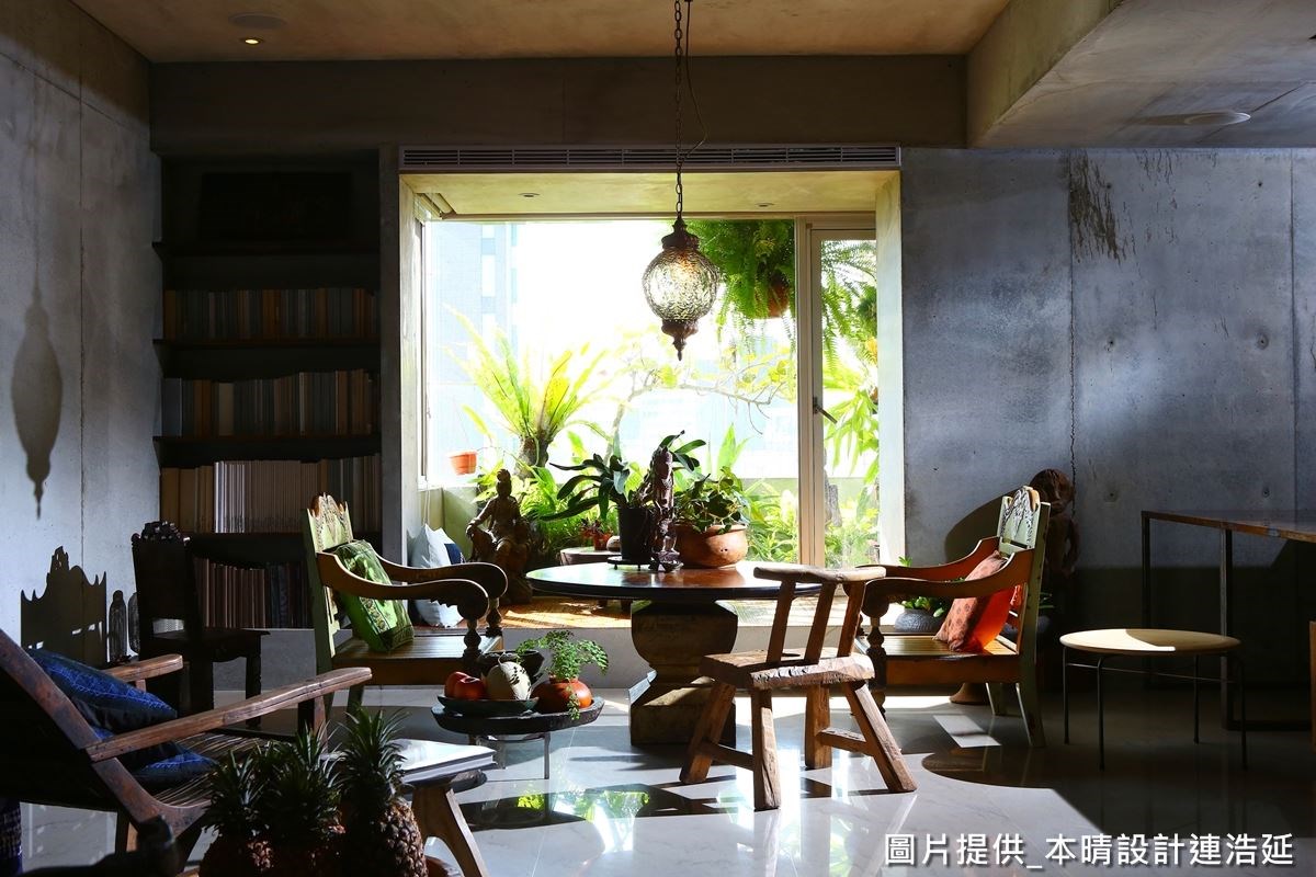 連浩延刻意鋸短家具的桌腳、椅腳,營造貼地放鬆感,打造回到家或坐或臥的舒適體驗;並運用家具擺設做為領域界定,讓空間可隨季節、成長經歷而變動挪移,產生新的動線,打造一個有機成長的空間。 連浩延刻意鋸短家具的桌腳、椅腳,營造貼地放鬆感,打造回到家或坐或臥的舒適體驗;並運用家具擺設做為領域界定,讓空間可隨季節、成長經歷而變動挪移,產生新的動線,打造一個有機成長的空間。