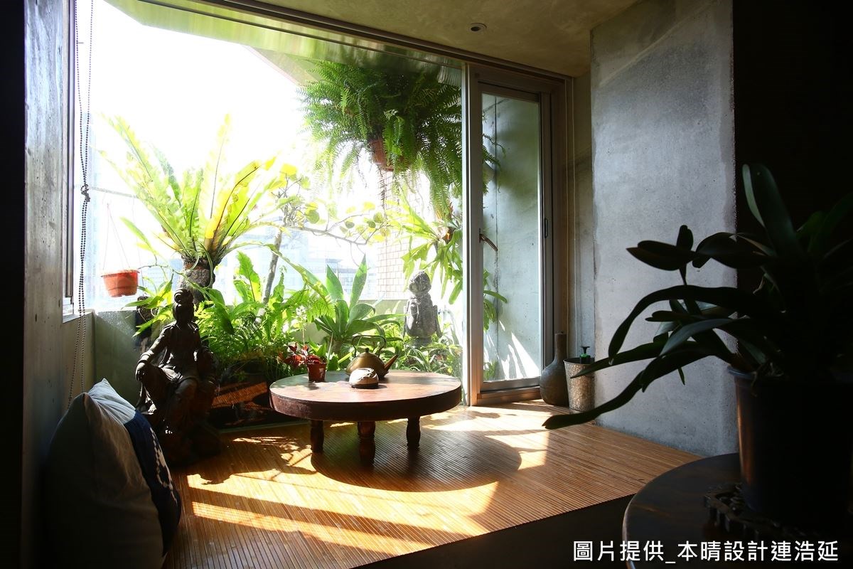 臥榻鋪設涼蓆,底部配置儲物空間,可放置棉被;連浩延並參考了巴里島旅遊的靈感,在水泥空間內連結植栽與陽光,引進大量的植栽呈現原始雨林感,還另外配置植栽灑水裝置,營造出有氧的紓壓空間。 臥榻鋪設涼蓆,底部配置儲物空間,可放置棉被;連浩延並參考了巴里島旅遊的靈感,在水泥空間內連結植栽與陽光,引進大量的植栽呈現原始雨林感,還另外配置植栽灑水裝置,營造出有氧的紓壓空間。