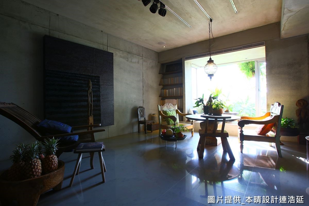 因樓層較高,地震易使建築體搖晃厲害,所以採用石材作為地坪,避免地震危害,並特別尋找與水泥色彩相近的大漠大理石。 因樓層較高,地震易使建築體搖晃厲害,所以採用石材作為地坪,避免地震危害,並特別尋找與水泥色彩相近的大漠大理石。