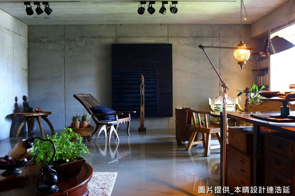 油畫後方隱藏電視,讓家具擺放不受限。 油畫後方隱藏電視,讓家具擺放不受限。