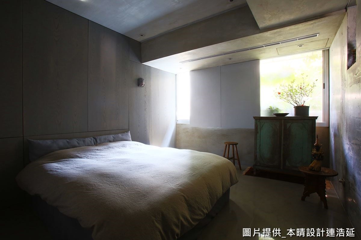 捨棄過多的櫃體,讓臥房回歸純粹睡覺的空間。 捨棄過多的櫃體,讓臥房回歸純粹睡覺的空間。