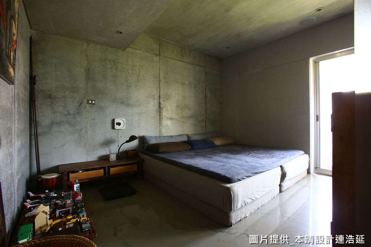 小孩房同樣簡約,並不特別設置隔間,打造無距離的親密感。 小孩房同樣簡約,並不特別設置隔間,打造無距離的親密感。