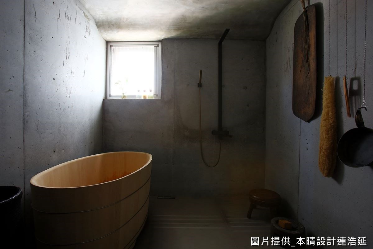 洗浴空間回歸單純,透過木作浴盆營造樸實感,讓家人在此可獲得徹底放鬆。 洗浴空間回歸單純,透過木作浴盆營造樸實感,讓家人在此可獲得徹底放鬆。