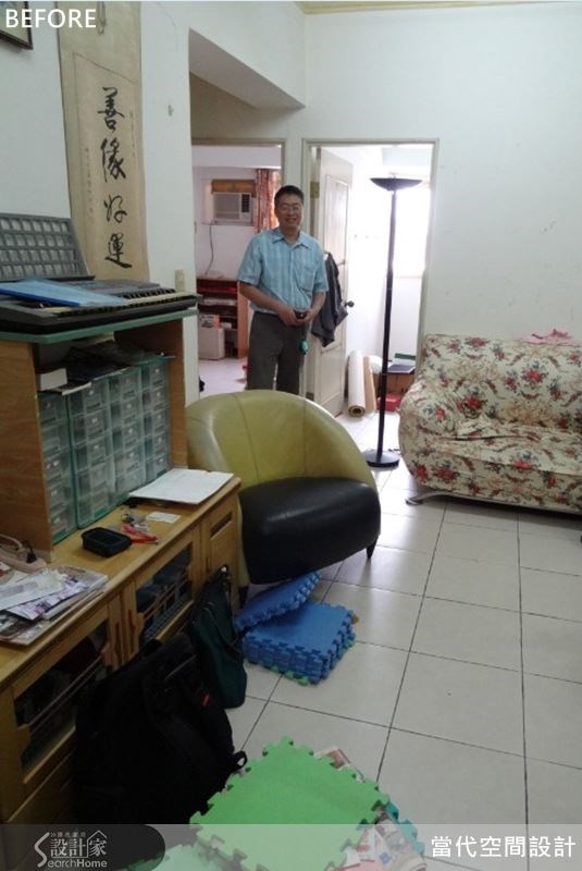 原屋案的電視主牆長度不足,屋主只好將電視櫃放在客廳背牆,而沙發則放在客廳底端,動線上極為尷尬。 原屋案的電視主牆長度不足,屋主只好將電視櫃放在客廳背牆,而沙發則放在客廳底端,動線上極為尷尬。