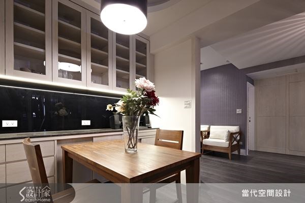 客廳電視牆面延伸之後,後方的餐廳空間也得到較為明確的定位,使格局層次感變得井然有序。 客廳電視牆面延伸之後,後方的餐廳空間也得到較為明確的定位,使格局層次感變得井然有序。