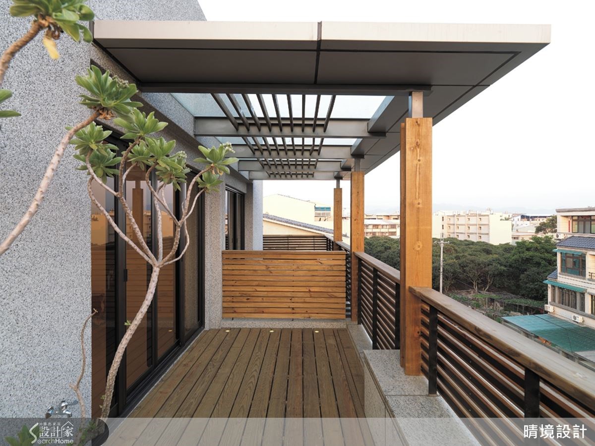 不只是室內空間的風格營造,本案從內部規劃到建築設計與景觀設計,全都是由原平安建築師一手擘劃,讓空間兼具內外之美。以南方松鋪陳的戶外陽台,具有濃厚的休閒質感,不論是泡茶聊天甚至是觀星賞月,都十分合適呢! 不只是室內空間的風格營造,本案從內部規劃到建築設計與景觀設計,全都是由原平安建築師一手擘劃,讓空間兼具內外之美。以南方松鋪陳的戶外陽台,具有濃厚的休閒質感,不論是泡茶聊天甚至是觀星賞月,都十分合適呢!