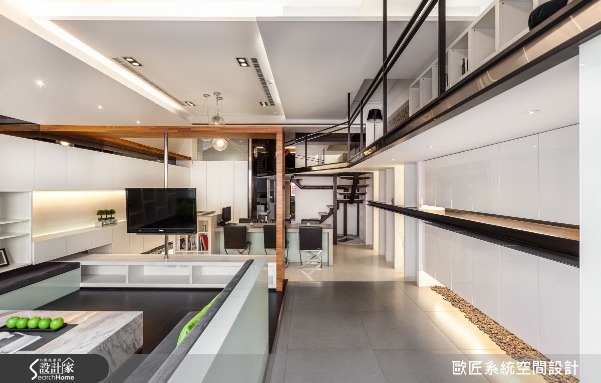 來到台北市景美的一家系統家具門市,在這 35 坪的內部