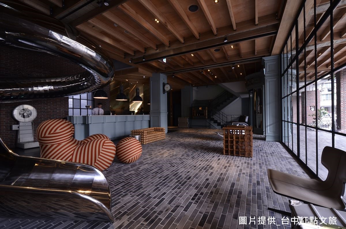 走進大廳,地板採用青磚鋪陳,採二次還原燒手法,營造彷彿少林寺地板的陳舊痕跡,呈現磚塊色彩深淺不一的美感。 走進大廳,地板採用青磚鋪陳,採二次還原燒手法,營造彷彿少林寺地板的陳舊痕跡,呈現磚塊色彩深淺不一的美感。