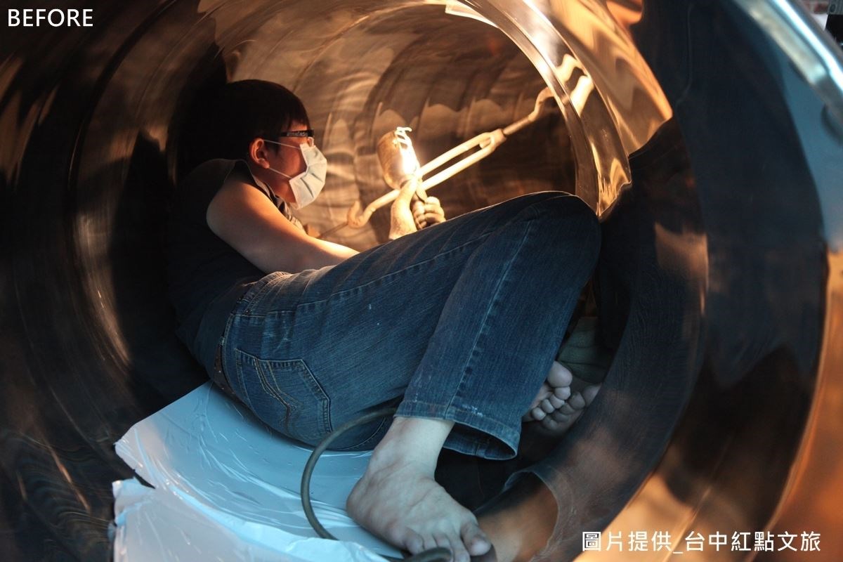 整座溜滑梯運用 102 片不銹鋼板打造,透過雷射切割、焊接拋光,花6個月時間打造而成。 整座溜滑梯運用 102 片不銹鋼板打造,透過雷射切割、焊接拋光,花6個月時間打造而成。