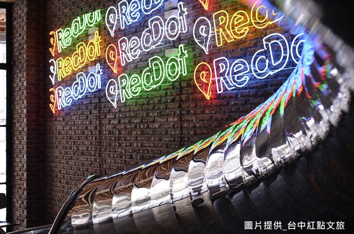 並以火頭磚為牆面材質,每塊磚頭皆呈現獨特色彩,搭配燈光光影與不鏽鋼的反射,呈現豐富的視覺體驗! 並以火頭磚為牆面材質,每塊磚頭皆呈現獨特色彩,搭配燈光光影與不鏽鋼的反射,呈現豐富的視覺體驗!