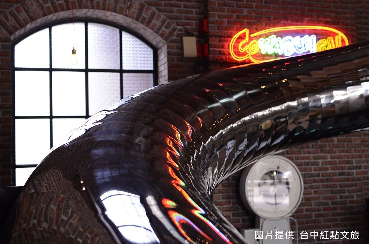 窗戶材質為海棠花玻璃,如今此玻璃製造技術已逐漸失傳,空間中的窗戶材質為建築設計師吳宗穎收集1年得來的心血。 窗戶材質為海棠花玻璃,如今此玻璃製造技術已逐漸失傳,空間中的窗戶材質為建築設計師吳宗穎收集1年得來的心血。