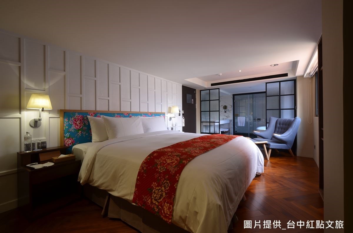客房樓層融合閩式、巴洛克式、台式、歐式等元素,採多元設計,刻意不屬於任何風格,打造回到家的居家放鬆感。 客房樓層融合閩式、巴洛克式、台式、歐式等元素,採多元設計,刻意不屬於任何風格,打造回到家的居家放鬆感。