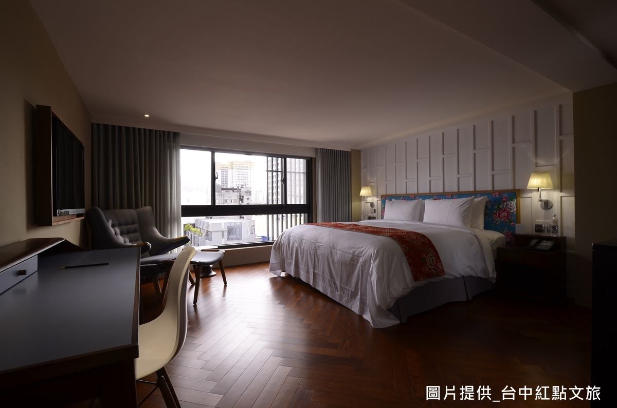 地坪為人字拼木地板,床頭則為台灣花布,吳宗穎將印象中的古樸材質重新組合,做出新穎設計,勾起居住者的美好回憶。 地坪為人字拼木地板,床頭則為台灣花布,吳宗穎將印象中的古樸材質重新組合,做出新穎設計,勾起居住者的美好回憶。