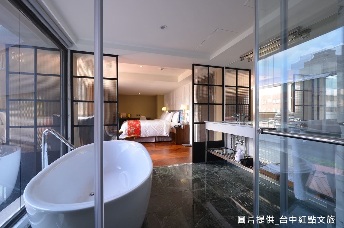 採用花蓮特產的綠色蛇紋石做為衛浴空間地板,融合了現代感與復古時髦風韻。 採用花蓮特產的綠色蛇紋石做為衛浴空間地板,融合了現代感與復古時髦風韻。