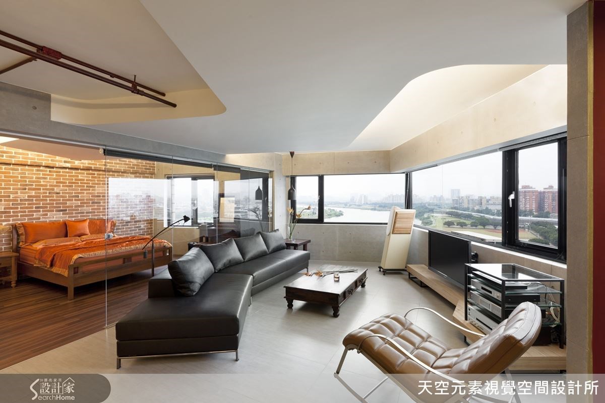面對一個多角型屋型的房子,且屋況老舊、有壁癌與漏水
