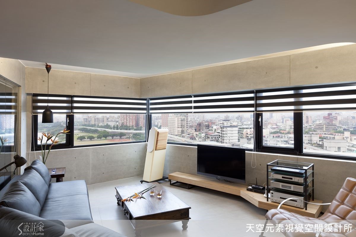 換成一大面的景觀窗,不僅是能將戶外的景致帶入屋內,更改善屋內整體的採光,搭配簡單的線條做變化,空間便有不一樣的氛圍。 換成一大面的景觀窗,不僅是能將戶外的景致帶入屋內,更改善屋內整體的採光,搭配簡單的線條做變化,空間便有不一樣的氛圍。