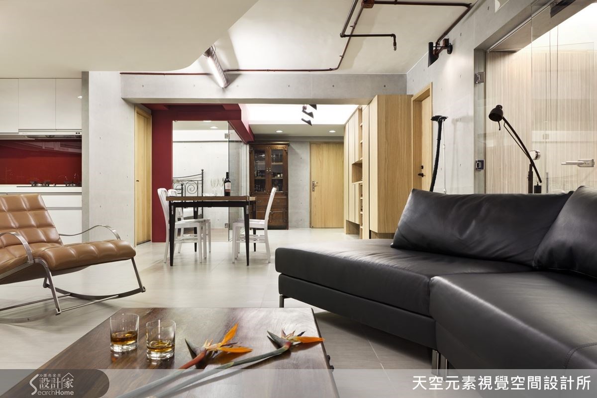 面對一個多角型屋型的房子,且屋況老舊、有壁癌與漏水