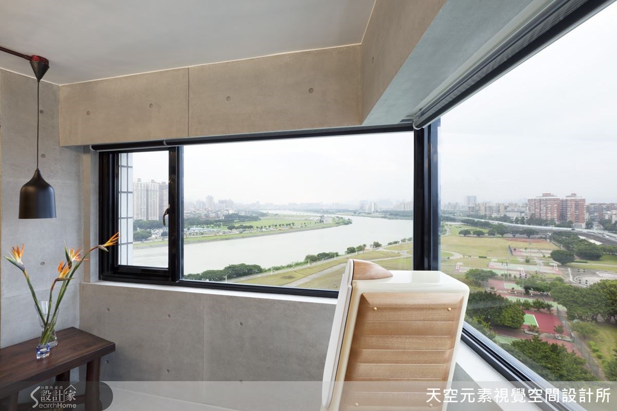 面對一個多角型屋型的房子,且屋況老舊、有壁癌與漏水