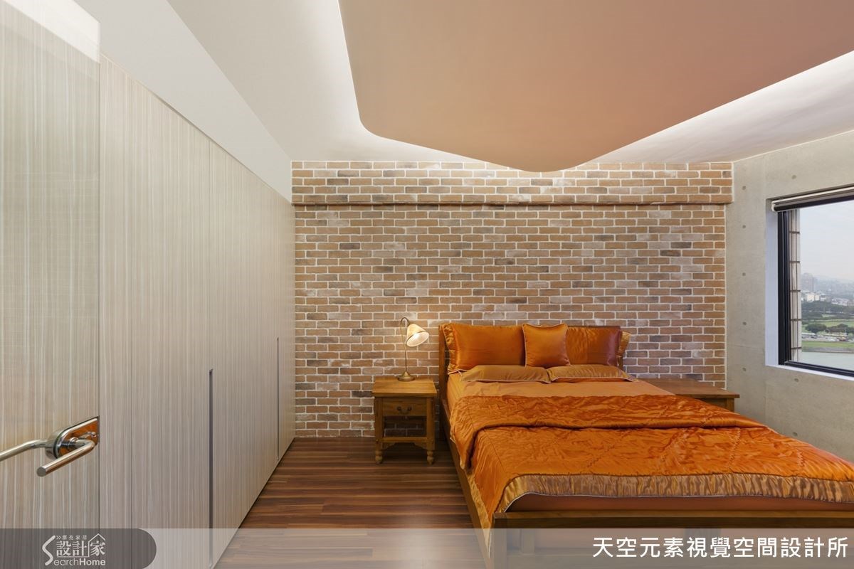 面對一個多角型屋型的房子,且屋況老舊、有壁癌與漏水