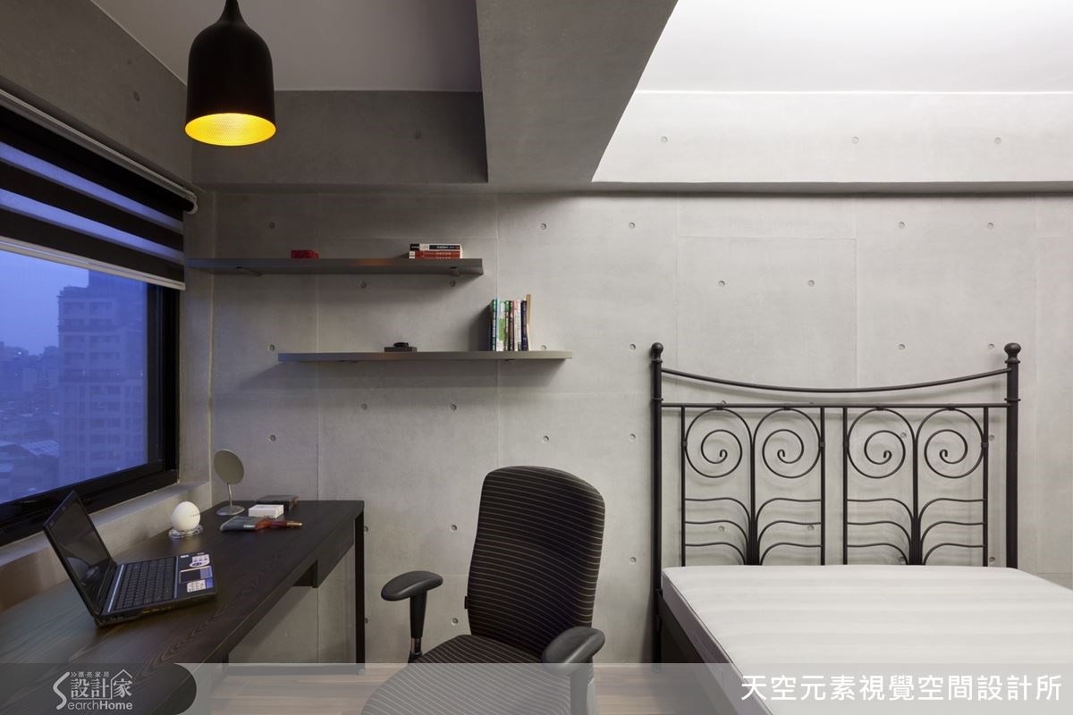 面對一個多角型屋型的房子,且屋況老舊、有壁癌與漏水
