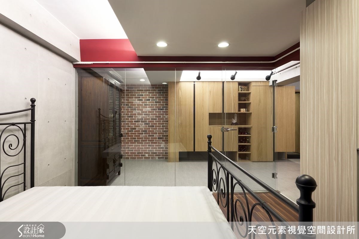 面對一個多角型屋型的房子,且屋況老舊、有壁癌與漏水