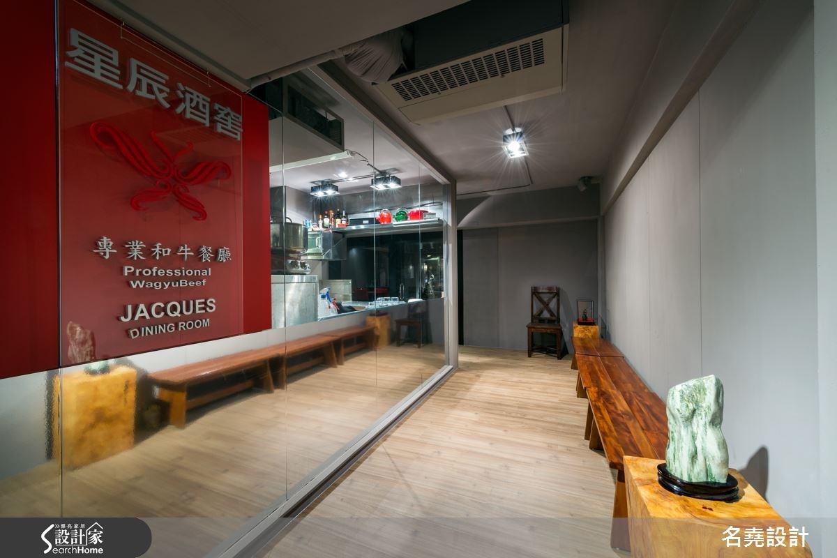 來到台北市辛亥路的酒窖餐廳,設計師將店內規畫成 56