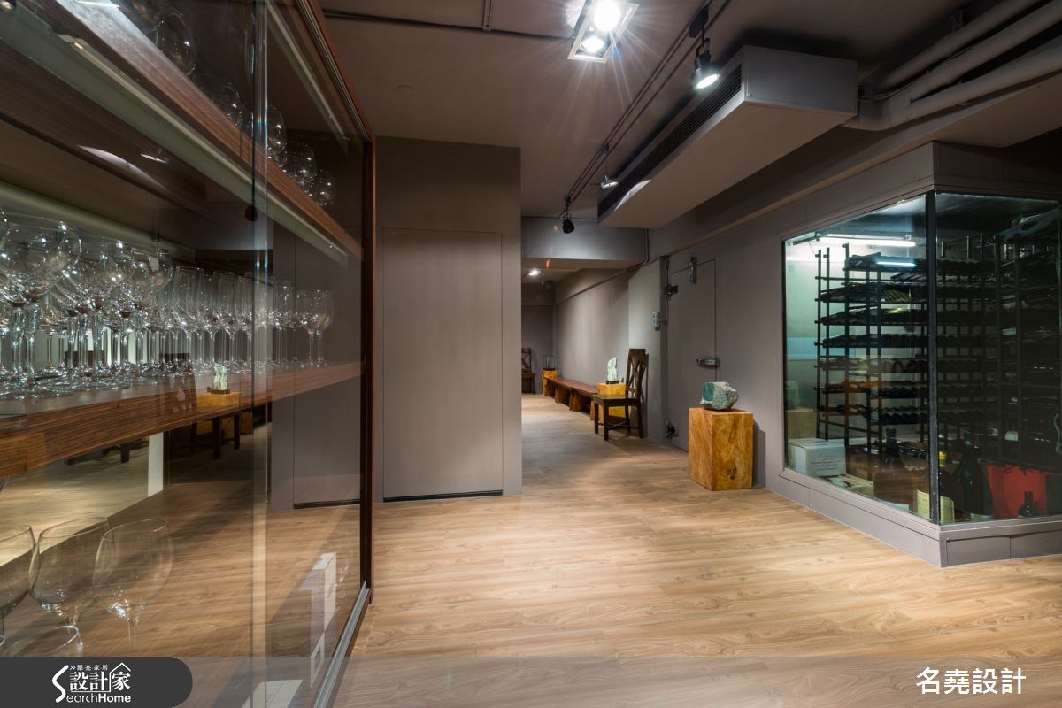來到台北市辛亥路的酒窖餐廳,設計師將店內規畫成 56