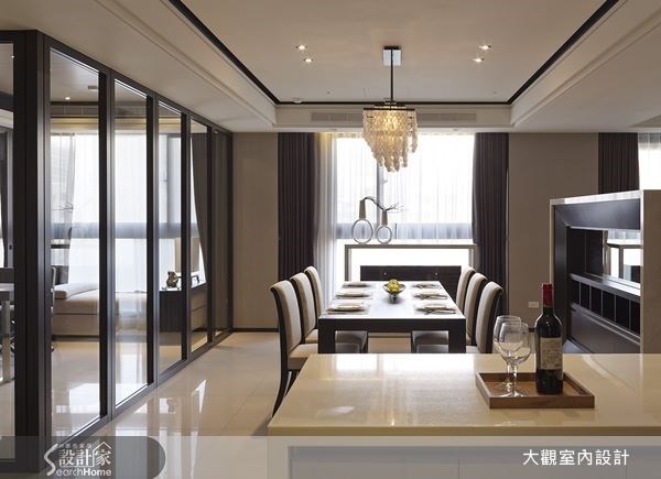 落地窗引進和煦的自然光,讓室內空間光亮而動人,加上利用大理石中島分隔出餐廚空間,無形中也擴充空間的機能性。 落地窗引進和煦的自然光,讓室內空間光亮而動人,加上利用大理石中島分隔出餐廚空間,無形中也擴充空間的機能性。