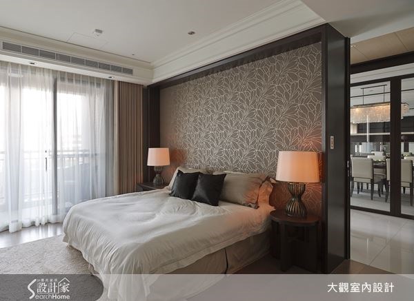 運用進口花紋金色壁紙,打造優雅奢華的住臥空間,床頭再以復古燈飾,點綴出迷人的舒眠情境。 運用進口花紋金色壁紙,打造優雅奢華的住臥空間,床頭再以復古燈飾,點綴出迷人的舒眠情境。