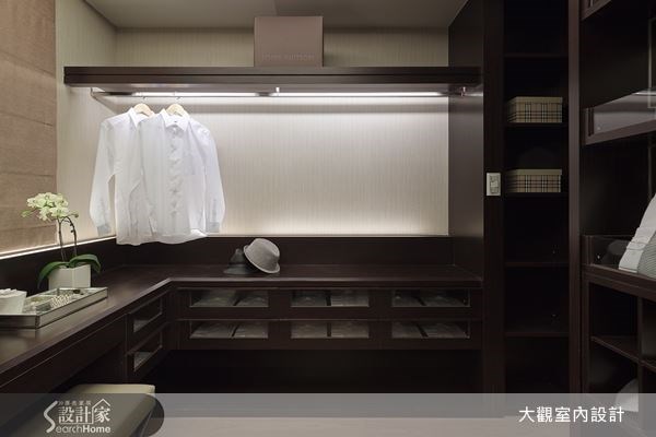 選用木質色為更衣間櫃體主色,讓空間顯得沉穩大器,針對屋主收納訴求,設置有吊掛、平放、收納等多種功能設計,使更衣間帶有精品的設計品味,打造屬於屋主的時尚空間。 選用木質色為更衣間櫃體主色,讓空間顯得沉穩大器,針對屋主收納訴求,設置有吊掛、平放、收納等多種功能設計,使更衣間帶有精品的設計品味,打造屬於屋主的時尚空間。