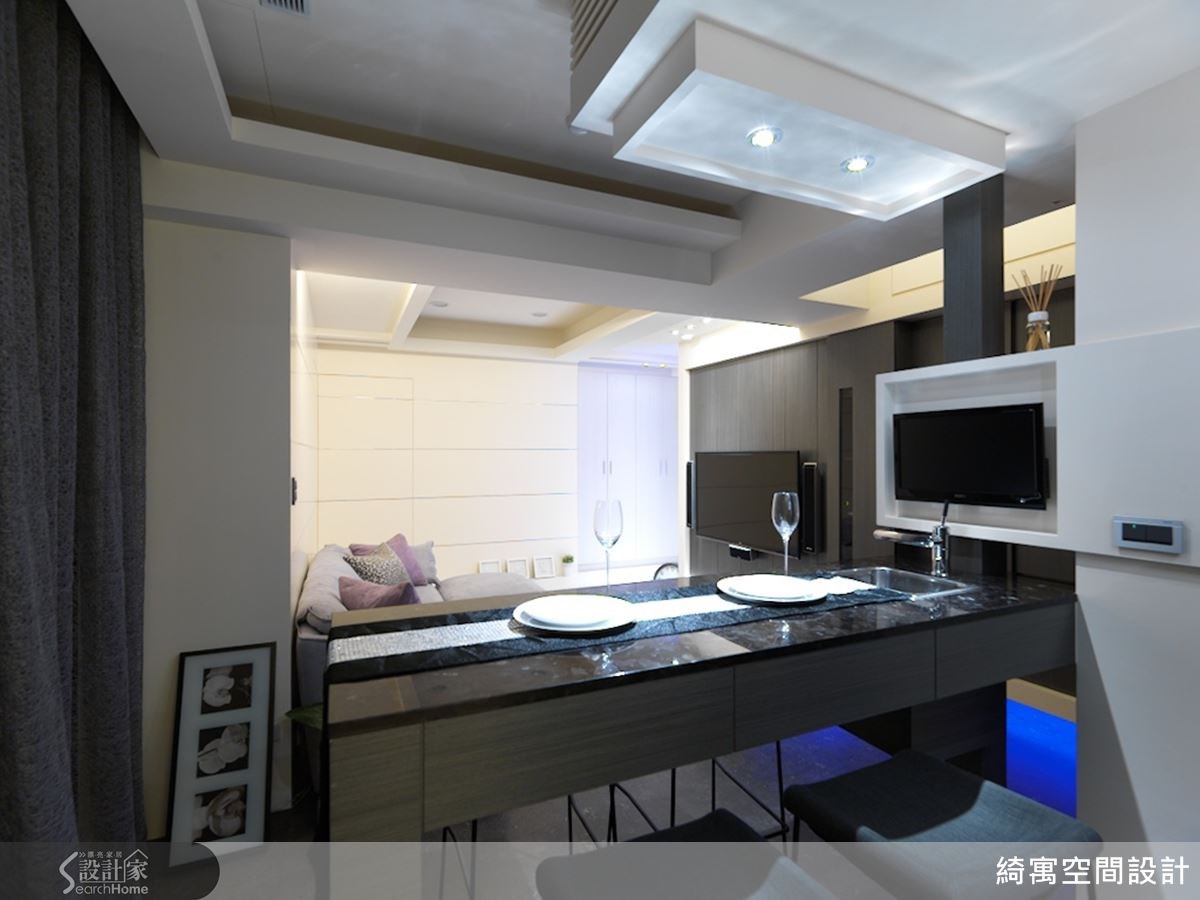 將惱人的屋樑轉化為空間層次造型,搭配燈光設計,帶入劇場般的美學質感 將惱人的屋樑轉化為空間層次造型,搭配燈光設計,帶入劇場般的美學質感
