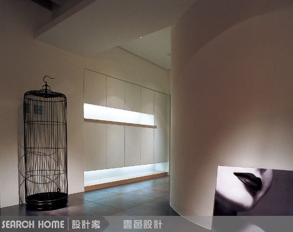 圓弧型的走廊牆角在整體空間表現出柔和的曲線感。 圓弧型的走廊牆角在整體空間表現出柔和的曲線感。