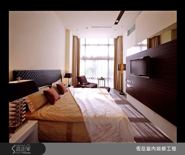 同色系的電視牆與床具,利用深淺兩色做搭配。 同色系的電視牆與床具,利用深淺兩色做搭配。