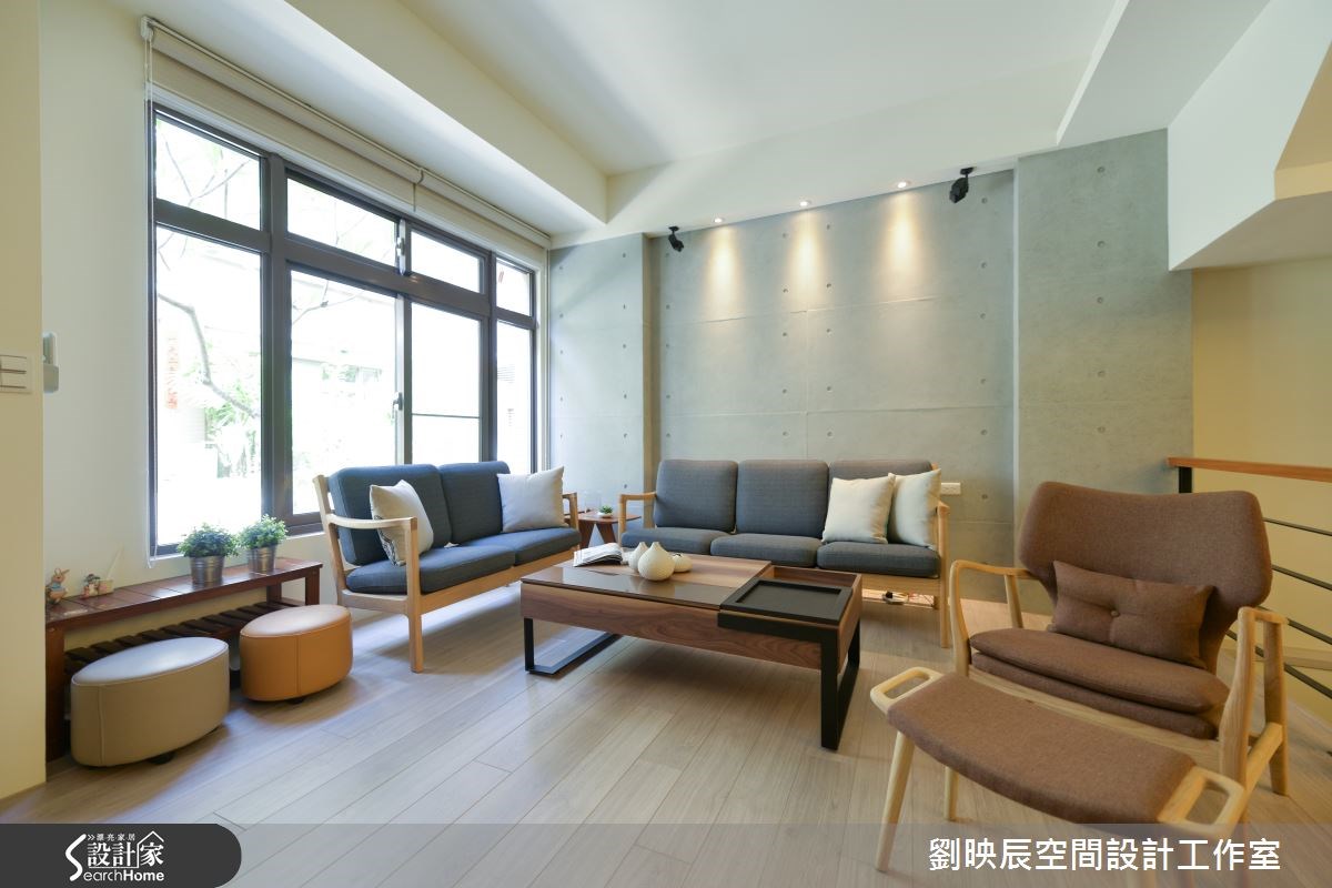 台中沙鹿區的清泉崗機場旁有一間別墅社區,屋主一家 4