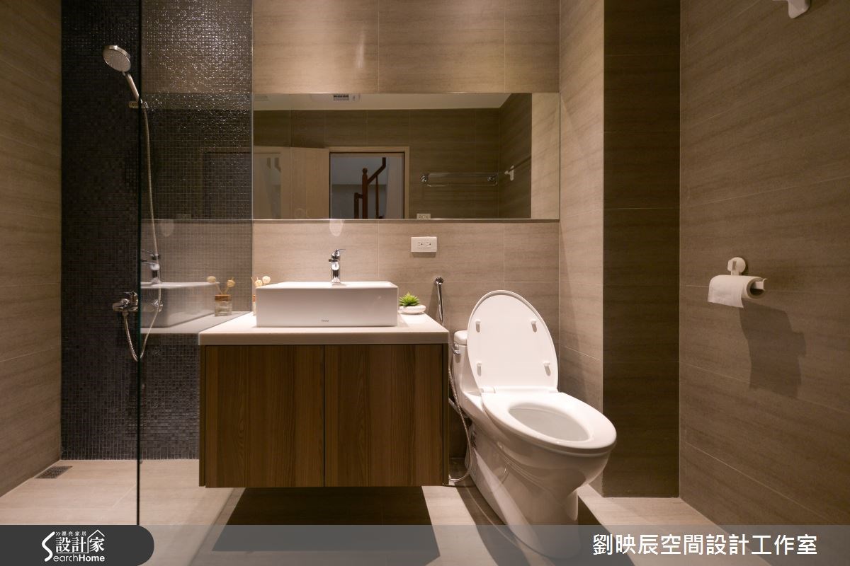 台中沙鹿區的清泉崗機場旁有一間別墅社區,屋主一家 4