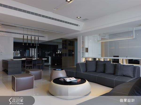 空間以黑白兩色,打造經典時尚的住宅品味,而針對玄關