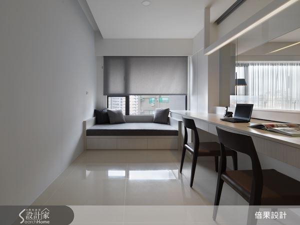 窗邊設置舒適的臥榻區,讓屋主在此休憩、閱讀或是眺望城市美景,無形中擴充了書房空間的機能性。 窗邊設置舒適的臥榻區,讓屋主在此休憩、閱讀或是眺望城市美景,無形中擴充了書房空間的機能性。