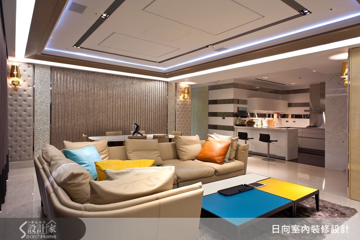 開放式的客廳空間,使用 L 型沙發來做搭配,更能突顯出空間的氣派感。 開放式的客廳空間,使用 L 型沙發來做搭配,更能突顯出空間的氣派感。