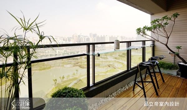 在陽台空間鋪設上木質地板,再以玻璃作為層板,讓屋主能在陽台悠閒喝杯咖啡眺望港都風華。 在陽台空間鋪設上木質地板,再以玻璃作為層板,讓屋主能在陽台悠閒喝杯咖啡眺望港都風華。