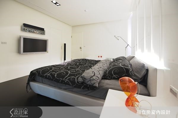 白色壁面,讓住臥空間回歸基本,搭配上灰黑床組,勾勒出帶有前衛氣息的時尚感。 白色壁面,讓住臥空間回歸基本,搭配上灰黑床組,勾勒出帶有前衛氣息的時尚感。