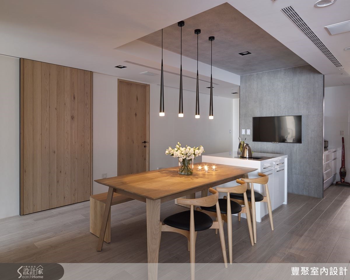 仿情水模的建材延伸至天花板,搭配木頭的訂製櫃與木桌和木椅,充滿療癒感的餐廚空間,讓人倍感溫馨! 仿情水模的建材延伸至天花板,搭配木頭的訂製櫃與木桌和木椅,充滿療癒感的餐廚空間,讓人倍感溫馨!