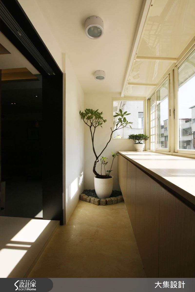 超過 15 年的老屋舊式磚牆、採光不足,無法滿足一家四