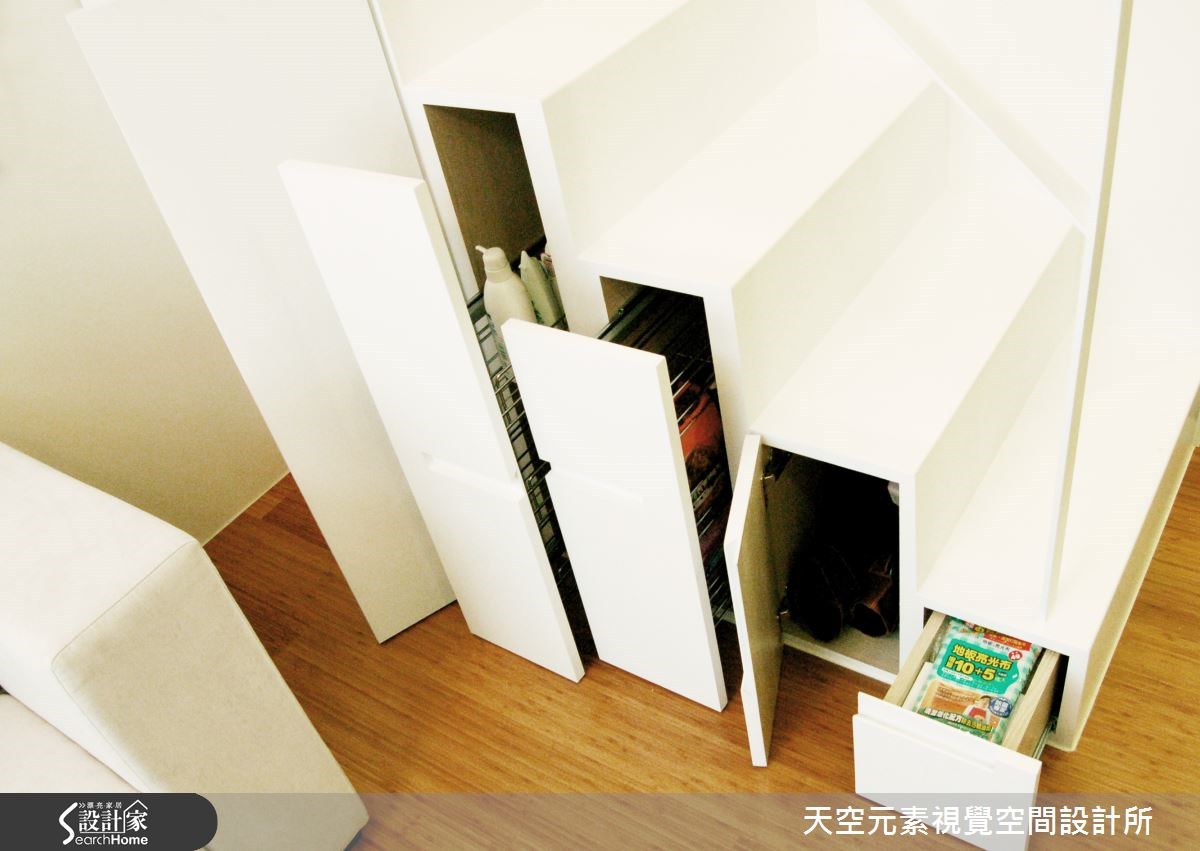在這間新竹縣竹北的 10 坪小宅裡,設計師以夾層規劃成