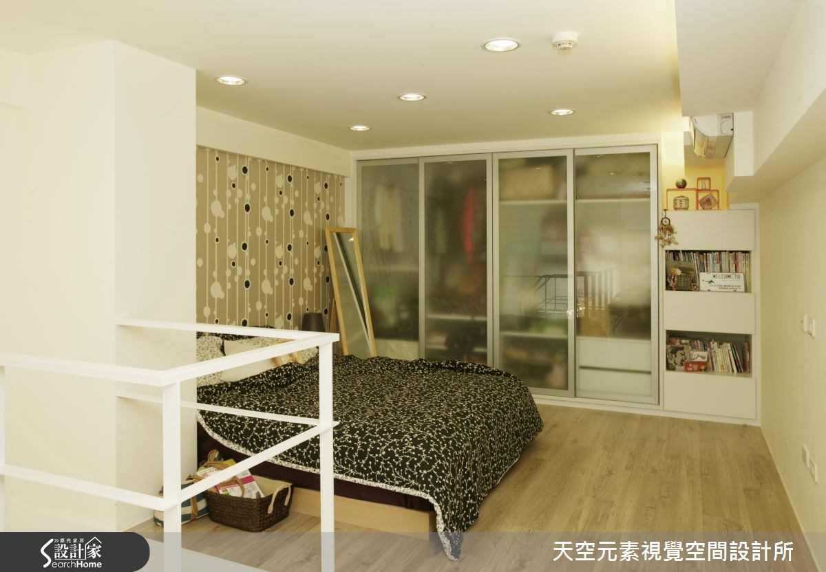 在這間新竹縣竹北的 10 坪小宅裡,設計師以夾層規劃成