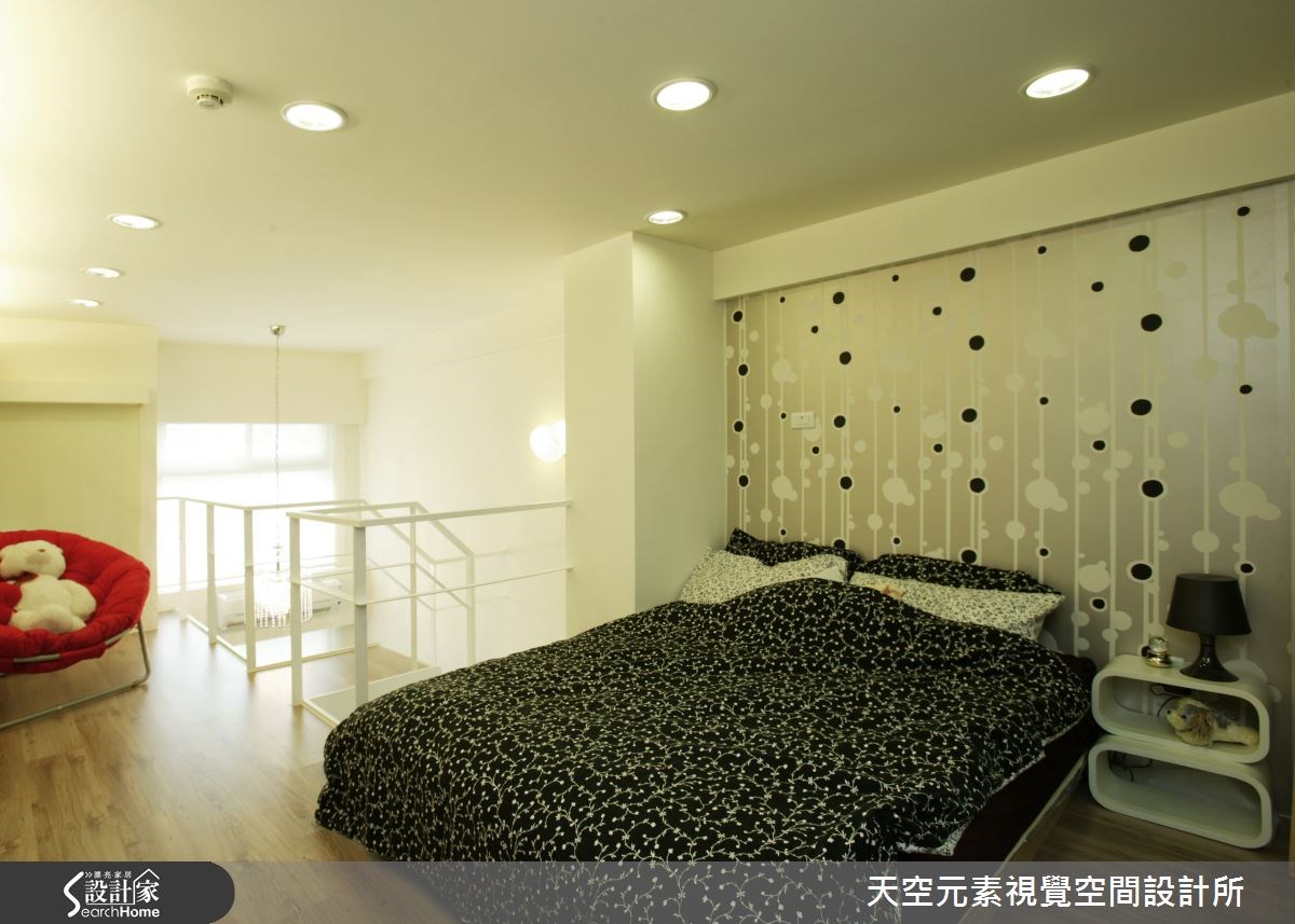 在這間新竹縣竹北的 10 坪小宅裡,設計師以夾層規劃成