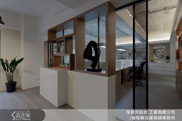 以方格造型展示牆作為區分內外辦公區域的量體,同時也具有擺放創意藝術品的功能,讓辦公室富有藝廊氣息。 以方格造型展示牆作為區分內外辦公區域的量體,同時也具有擺放創意藝術品的功能,讓辦公室富有藝廊氣息。