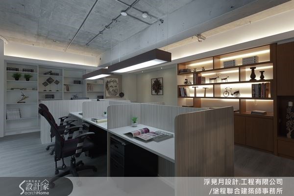 天花板刻意維持粗獷的原始樣貌,為空間注入活潑又自由的 Loft 氣息,也象徵著工作團隊的年輕活力。 天花板刻意維持粗獷的原始樣貌,為空間注入活潑又自由的 Loft 氣息,也象徵著工作團隊的年輕活力。