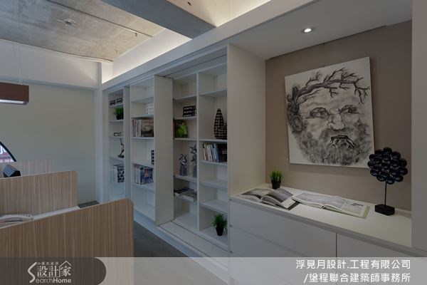 運用牆面創造活動式收納櫃體,大大提升了收納機能。而旁邊的藕色端景牆搭配藝術畫作,更增添人文風情。 運用牆面創造活動式收納櫃體,大大提升了收納機能。而旁邊的藕色端景牆搭配藝術畫作,更增添人文風情。