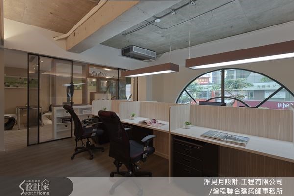 內部辦公區域與外部休憩區以透明黑框玻璃拉門作為區隔,保持通透的視野,同時也能維護各區域的獨立性質。 內部辦公區域與外部休憩區以透明黑框玻璃拉門作為區隔,保持通透的視野,同時也能維護各區域的獨立性質。